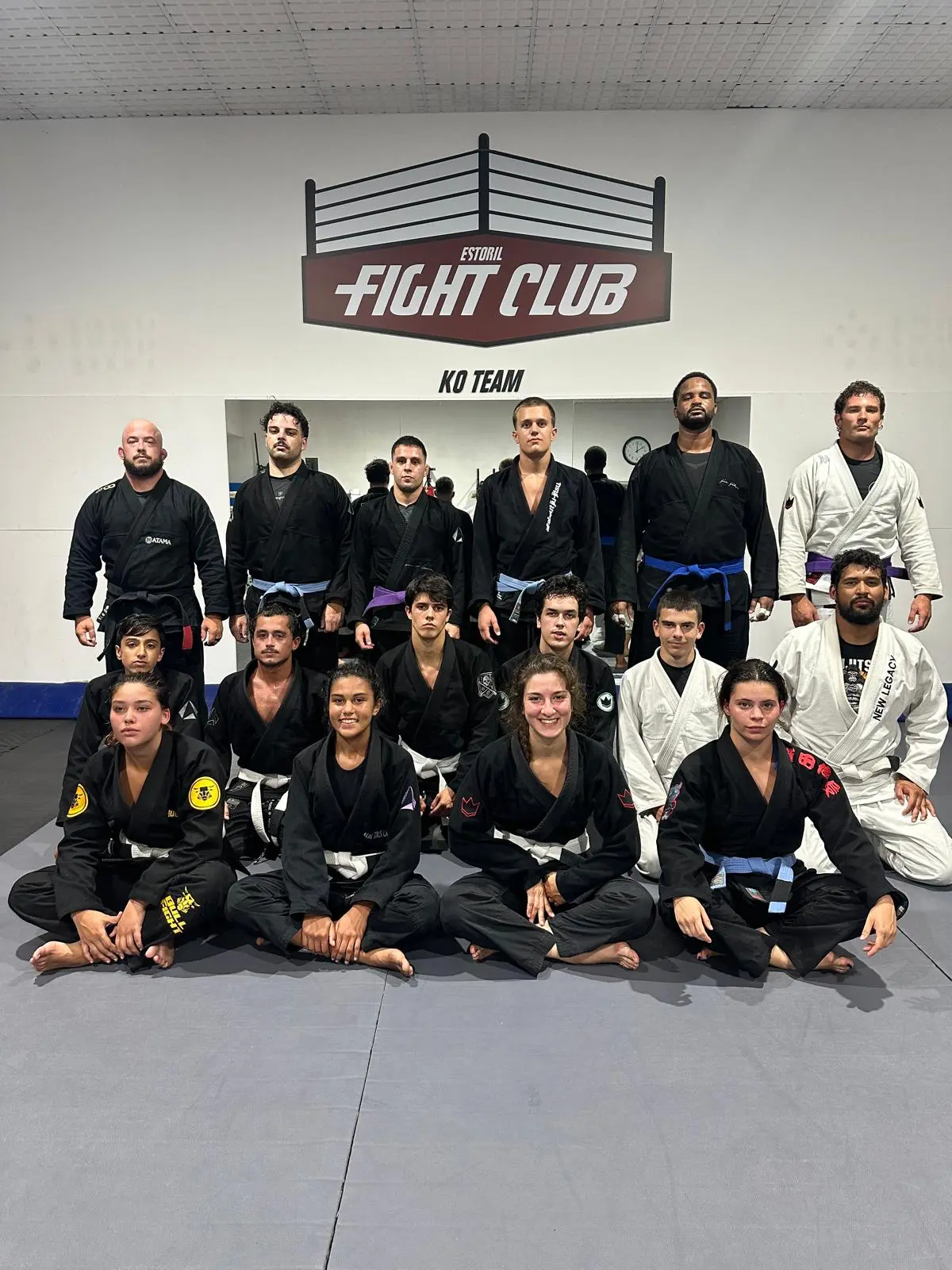 Equipa New Legacy reunida no tatami